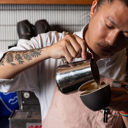 Готель Crystalbrook Vincent Брісбен Екстер'єр фото A barista making a latte